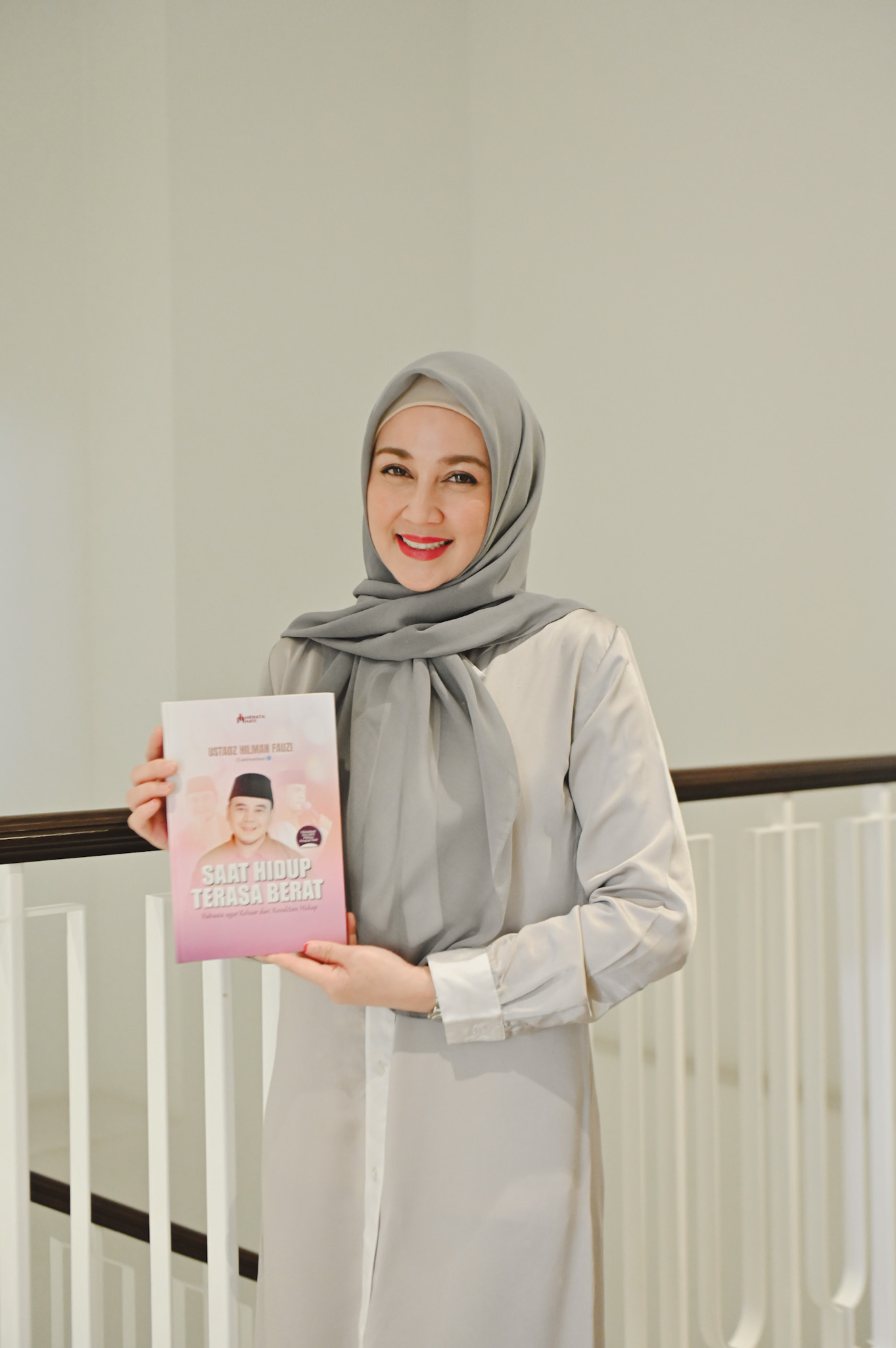 Dina Lorenza buku Saat Hidup Terasa Berat